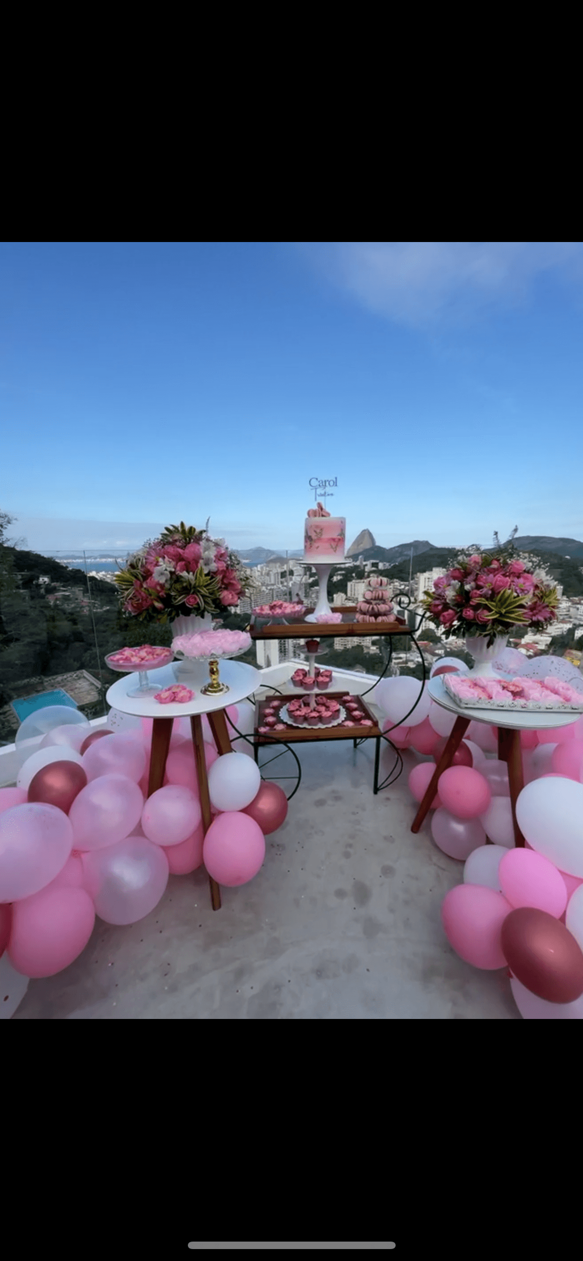A celebração — cobertura decorada ao entardecer com o Rio iluminado