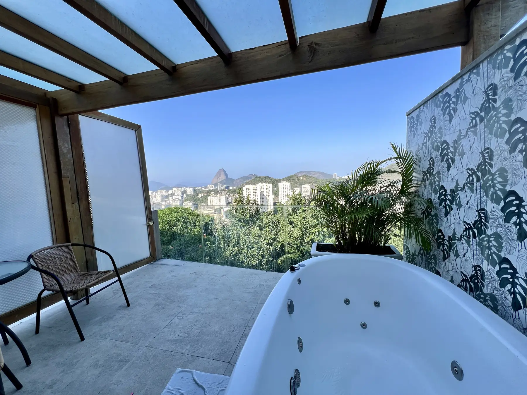 O lugar — cabine spa com janela alta e luz natural