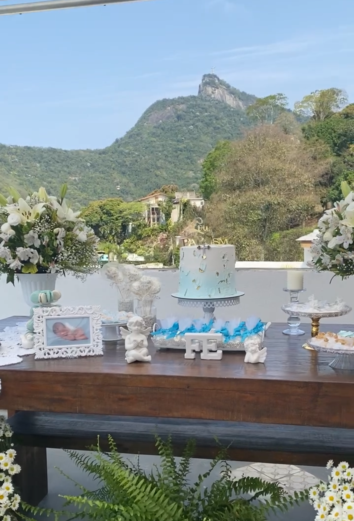 Los días — mesa decorada para celebración íntima