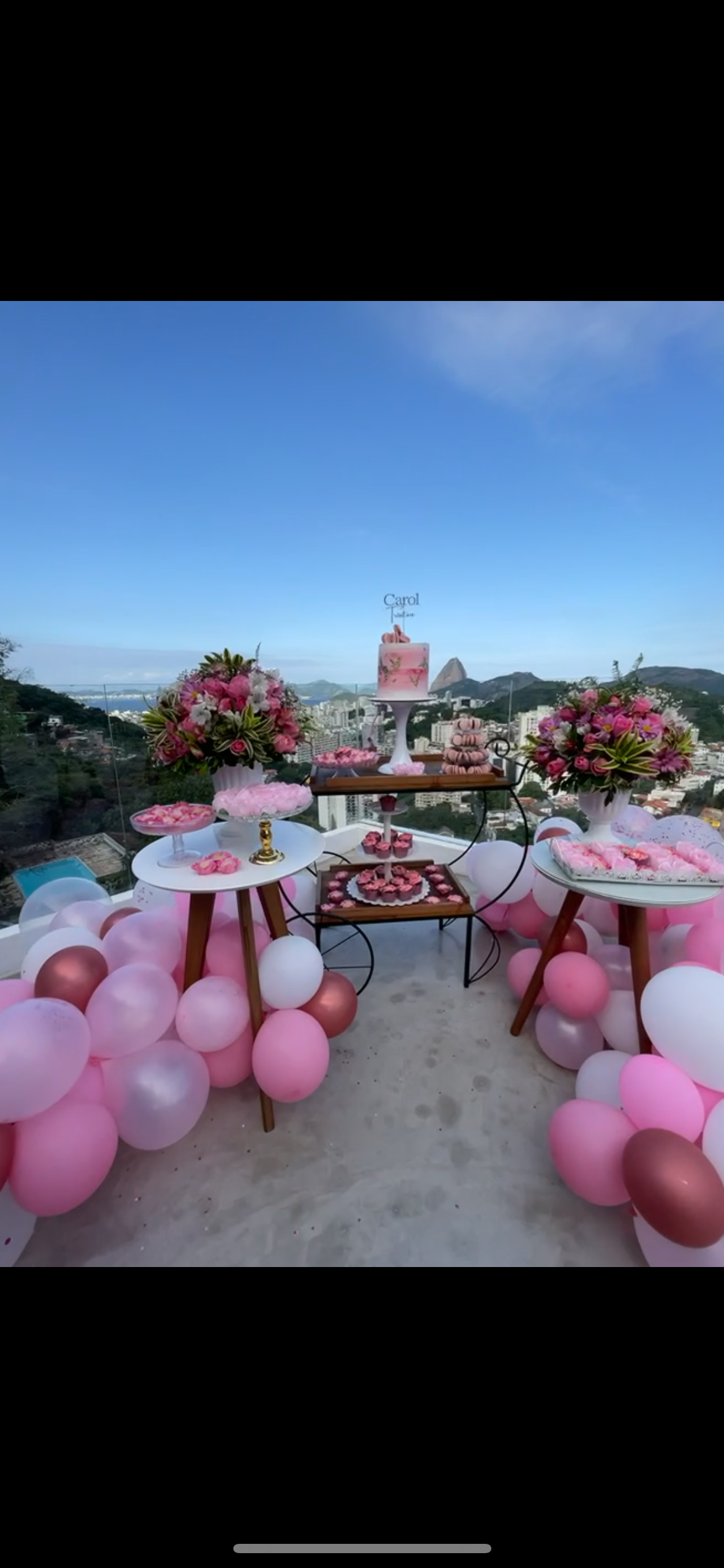 La celebración — cobertura decorada al atardecer con Rio iluminado