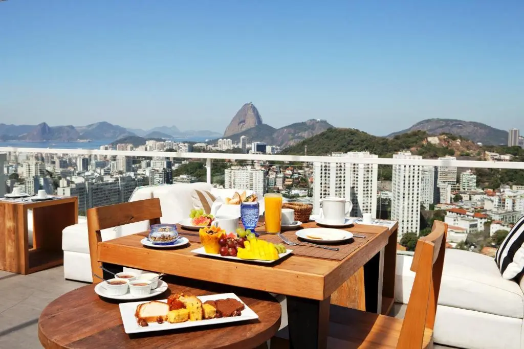 Café da manhã servido na mesa com vista do Pão de Açúcar