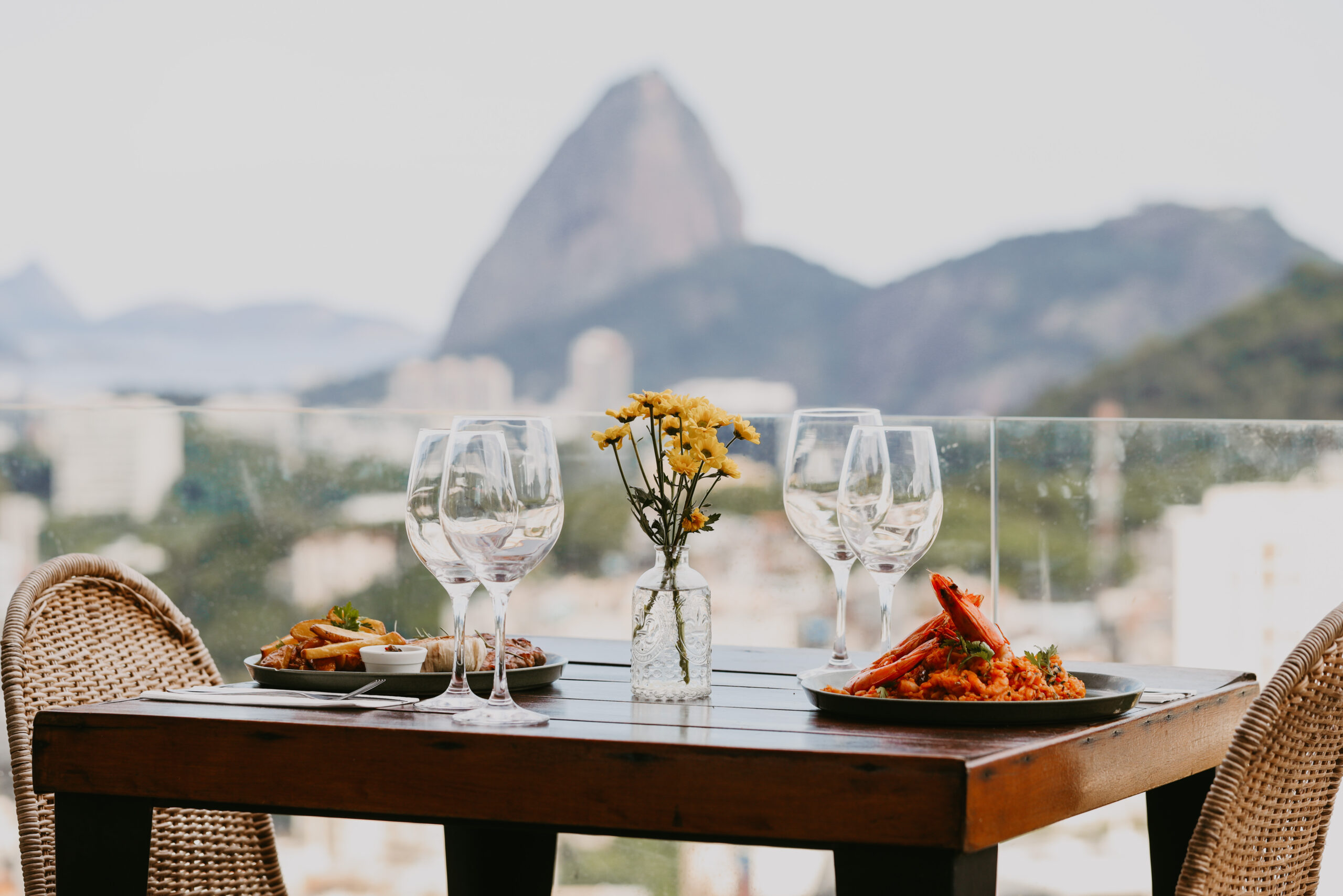 Vista da cobertura do gastrobar — Pão de Açúcar no fundo